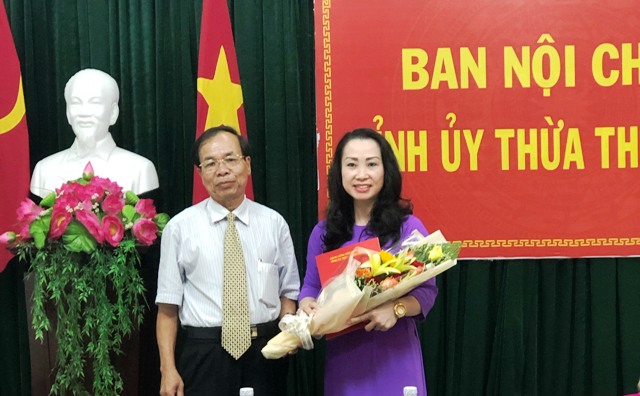 Đồng chí Hồ Văn Hải, Ủy viên Ban Thường vụ, Trưởng Ban Nội chính Tỉnh ủy tặng hoa chúc mừng đồng chí Đặng Thị Mỹ Ngọc