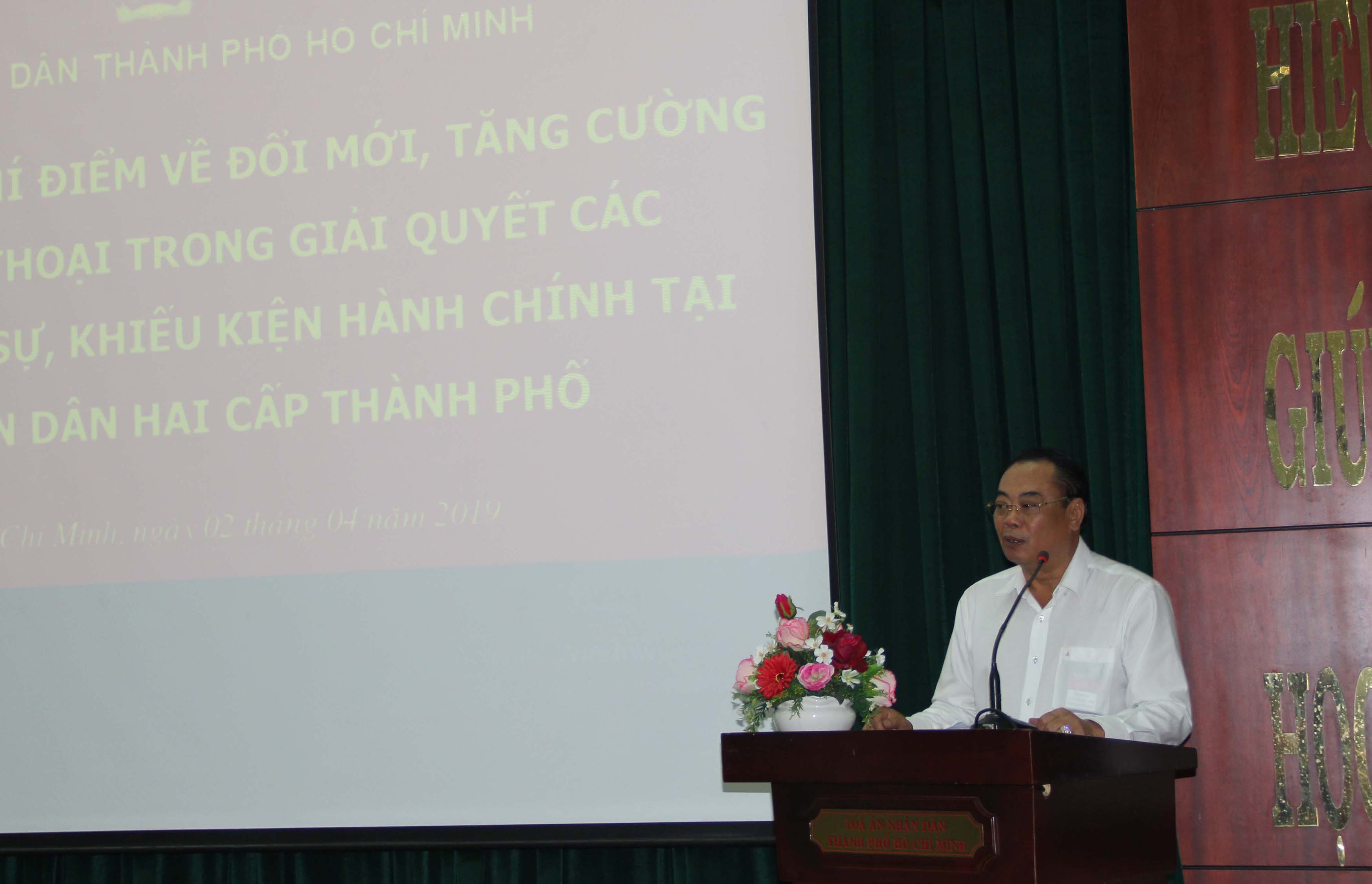 Thẩm phán TAND tối cao Bùi Ngọc Hòa phát biểu tại Hội nghị