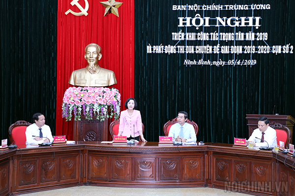 Đồng chí Nguyễn Thị Thanh, Ủy viên Trung ương Đảng, Bí thư Tỉnh ủy, trưởng Đoàn Đại biểu Quốc hội tỉnh Ninh Bình phát biểu tại Hội nghị