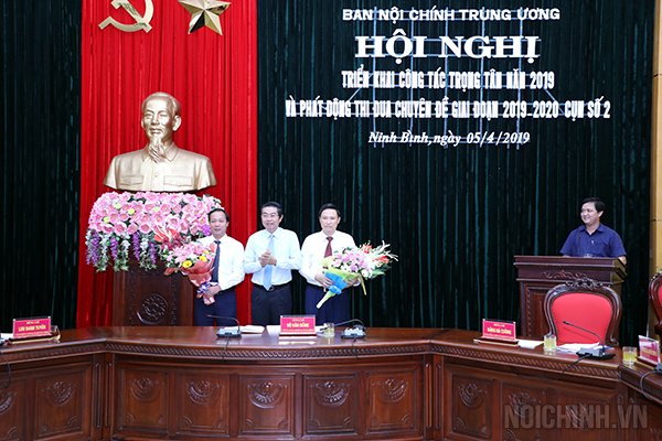 Đồng chí Võ Văn Dũng, Ủy viên Trung ương Đảng, Phó Trưởng ban Thường trực Ban Nội chính Trung ương tặng hoa chúc mừng Cụm trưởng và Cụm phó Cụm số 2