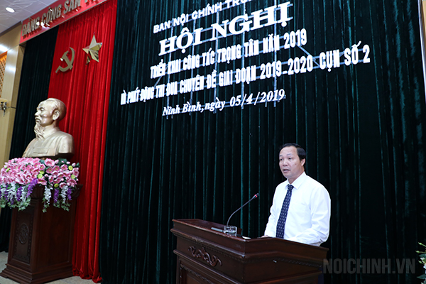 Đồng chí Lưu Danh Tuyên, Ủy viên Ban Thường vụ, Trưởng Ban Nội chính Tỉnh ủy Ninh Bình, Cụm trưởng Cụm số 2 trình bày Báo cáo tại Hội nghị