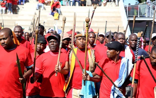 Một nhóm các thành viên của Tổng Liên đoàn Lao động Nam Phi chào đón Tổng thống Cyril Ramaphosa trong cuộc mittinh kỷ niệm ngày Quốc tế Lao động 1-5 tại KwaZulu-Natal