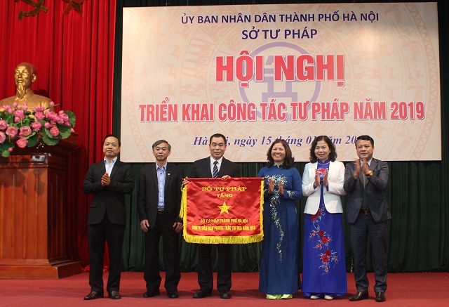 Sở Tư pháp Hà Nội được Bộ Tư pháp tặng Cờ đơn vị dẫn đầu trong phong trào thi đua năm 2018