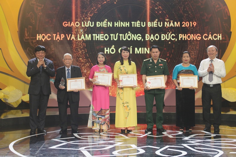 Đồng chí Võ Văn Phuông và đồng chí Nguyễn Thế Kỷ trao tặng giấy chứng nhận điển hình tiêu biểu trong học tập và làm theo tư tưởng, đạo đức, phong cách Hồ Chí Minh năm 2019 cho các cá nhân tham dự buổi giao lưu