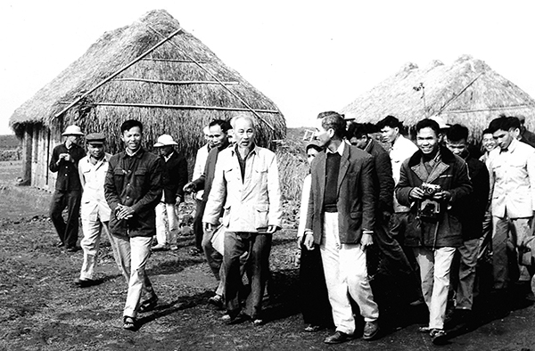 Chủ tịch Hồ Chí Minh thăm xã lấn biển Nam Cường, Tiền Hải, Thái Bình (tháng 3-1962). Ảnh: Tư liệu