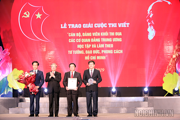 Đồng chí Trần Quốc Vượng, Ủy viên Bộ Chính trị, Thường trực Ban Bí thư trao giải Đặc biệt cho Tập thể Học viện Chính trị Quốc gia Hồ Chí Minh