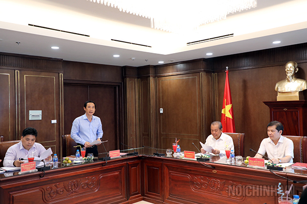 Đồng chí Nguyễn Thái Học, Phó trưởng Ban Nội chính Trung ương, Phó trưởng Đoàn công tác trình bày Báo cáo tại Hội nghị