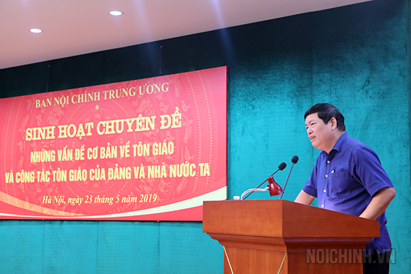 Tiến sỹ Bùi Thanh Hà, Phó trưởng Ban Tôn giáo Chính phủ truyền đạt nội dung Chuyên đề tại Hội nghị