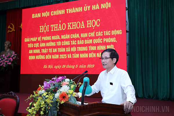 Đồng chí Nguyễn Quang Huy, Ủy viên Ban Thường vụ, Trưởng Ban Nội chính Thành ủy Hà Nội, Chủ nhiệm Đề tài phát biểu tại Hội thảo