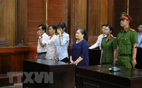 Các bị cáo nguyên là cán bộ phường 11, Quận 6, Thành phố Hồ Chí Minh nghe tuyên án