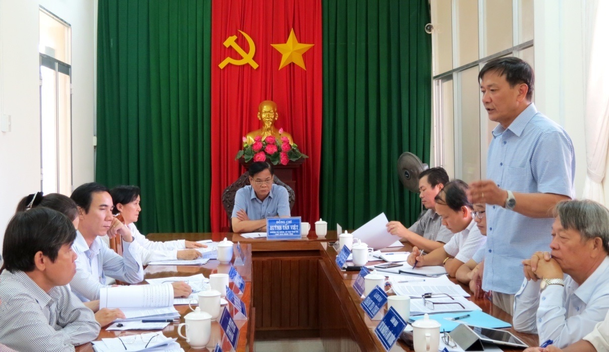 Đồng chí Bí thư Tỉnh ủy Huỳnh Tấn Việt cùng các cơ quan chức năng giải quyết đơn khiếu nại của công dân tại buổi tiếp dân ngày 5-6