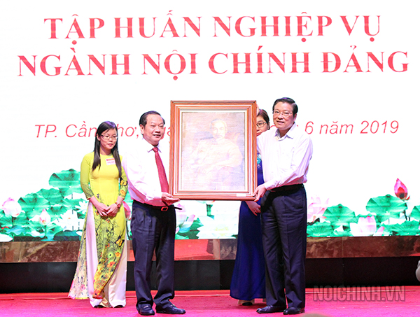 Đồng chí Phan Đình Trạc, Bí thư Trung ương Đảng, Trưởng Ban Nội chính Trung ương trao quà lưu niệm cho lãnh đạo Thành ủy Cần thơ