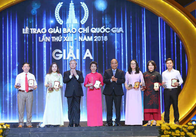 Thủ tướng Nguyễn Xuân Phúc và đồng chí Trần Quốc Vương, Ủy viên Bộ Chính trị, Thường trực Ban Bí thư trao giải A cho các tác giả đạt giải.