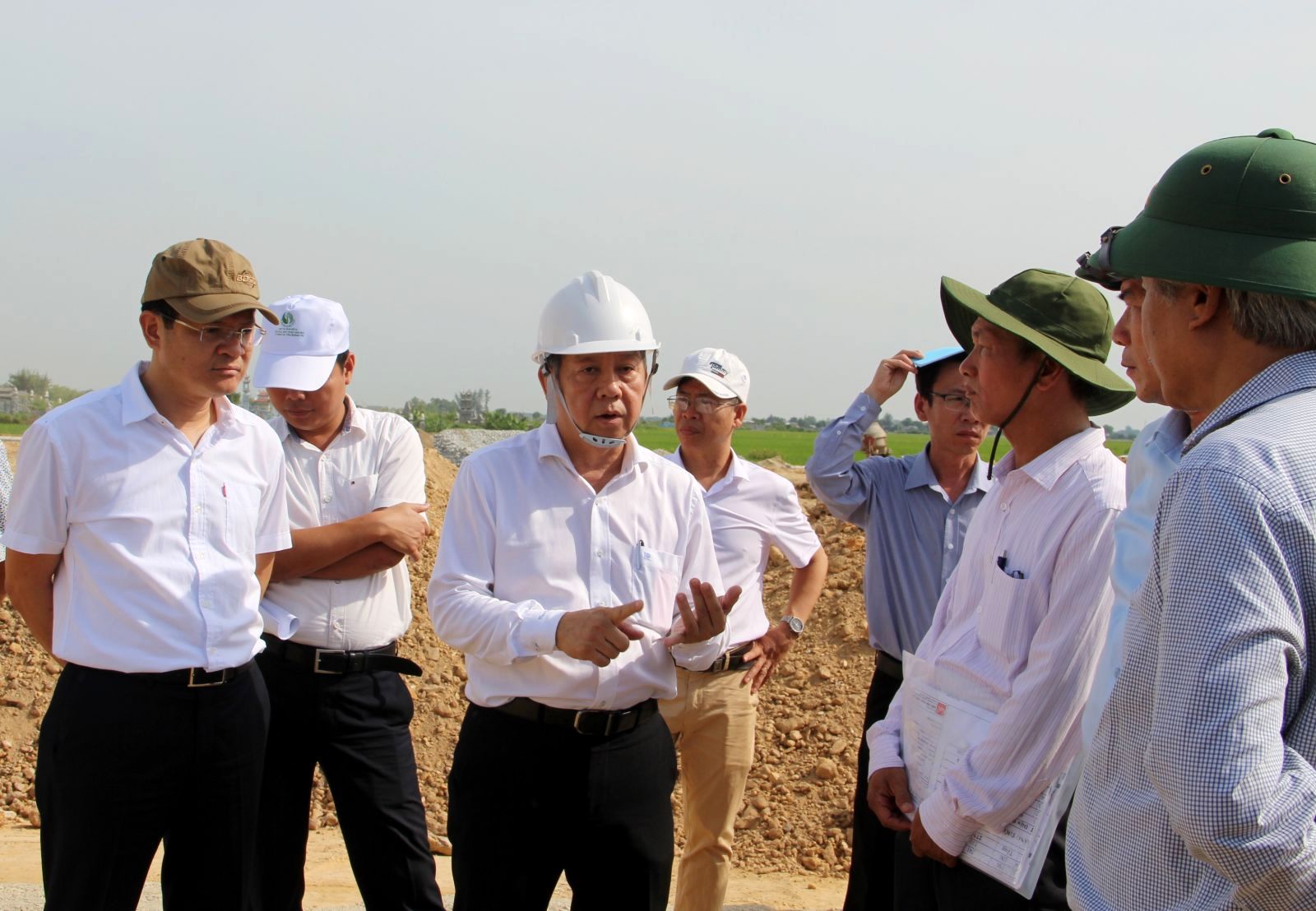 Đoàn Đại biểu Quốc hội tỉnh Thừa Thiên Huế kiểm tra các công trình xây dựng, giao thông, Khu tái định cư Hương Sơ phục vụ bồi thường Dự án giải phóng mặt bằng, di dời dân cư khu vực di tích Kinh thành Huế (tháng 7-2019)