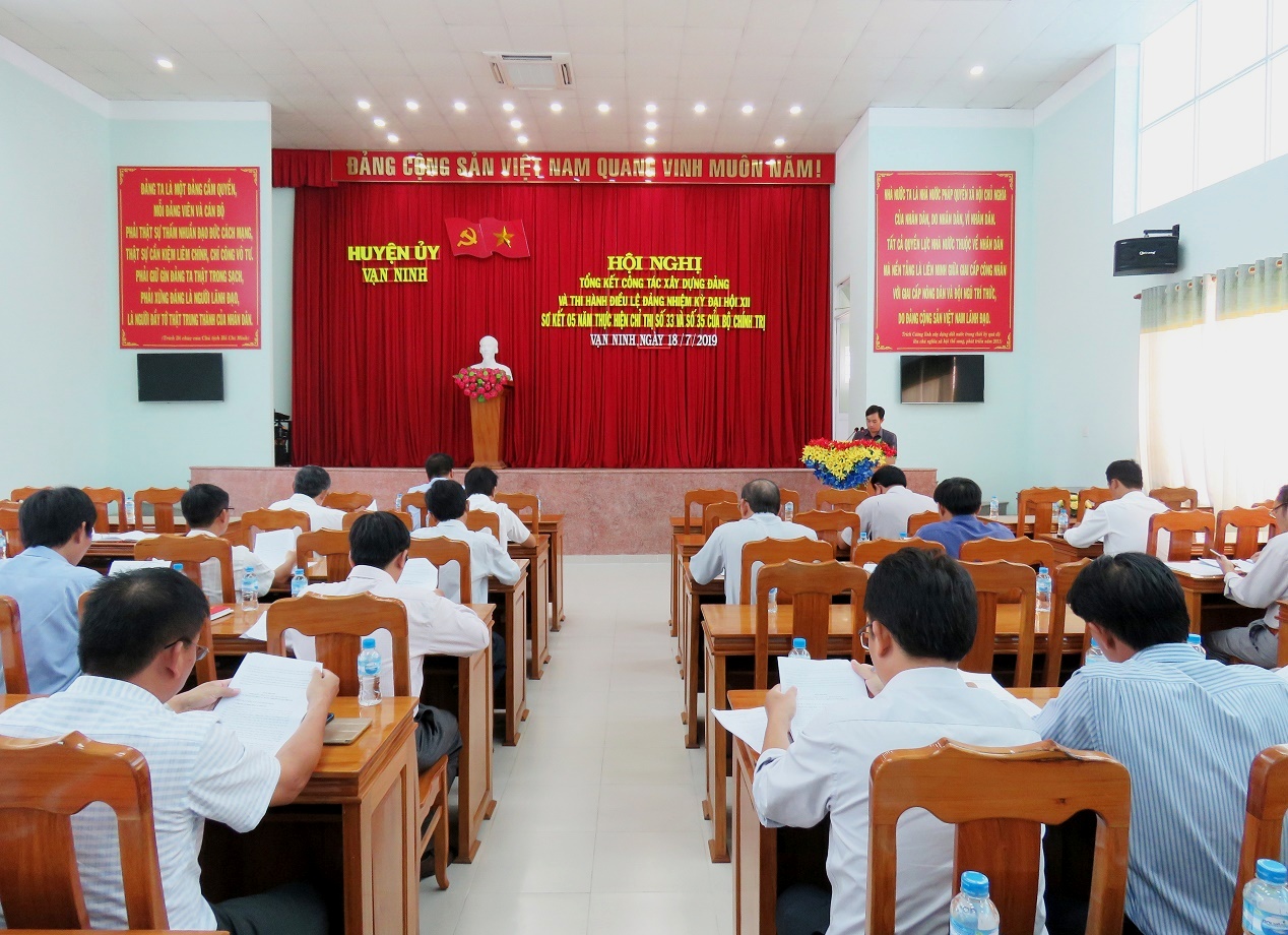 Ban Thường vụ Huyện ủy Vạn Ninh, tỉnh Khánh Hòa sơ kết 05 năm thực hiện Chỉ thị số 35-CT/TW của Bộ Chính trị về tăng cường sự lãnh đạo của Đảng đối với công tác tiếp công dân và giải quyết khiếu nại, tố cáo (tháng 7-2019)