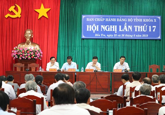 Các đại biểu tại Hội Nghị Ban Chấp hành Đảng bộ tỉnh Bến Tre lần thứ 17