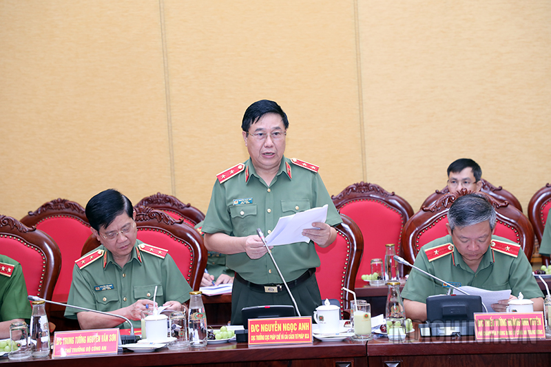 Đồng chí Nguyễn Ngọc Anh, Cục trưởng Cục pháp chế và cải cách tư pháp, Bộ Công an trình bày Báo cáo tại buổi làm việc