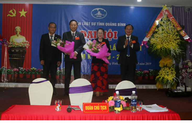 Đồng chí Trần Hải Châu, Trưởng ban Nội chính Tỉnh ủy tặng hoa chúc mừng Ban chủ nhiệm Đoàn Luật sư tỉnh Quảng Bình lần thứ VII, nhiệm kỳ 2019-2023