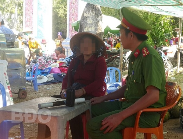 Các bộ, chiến sỹ Công an tỉnh Bình Định gặp gỡ, trao đổi thường xuyên người dân nhằm kịp thời nắm bắt tình hình, ngăn chặn tội phạm