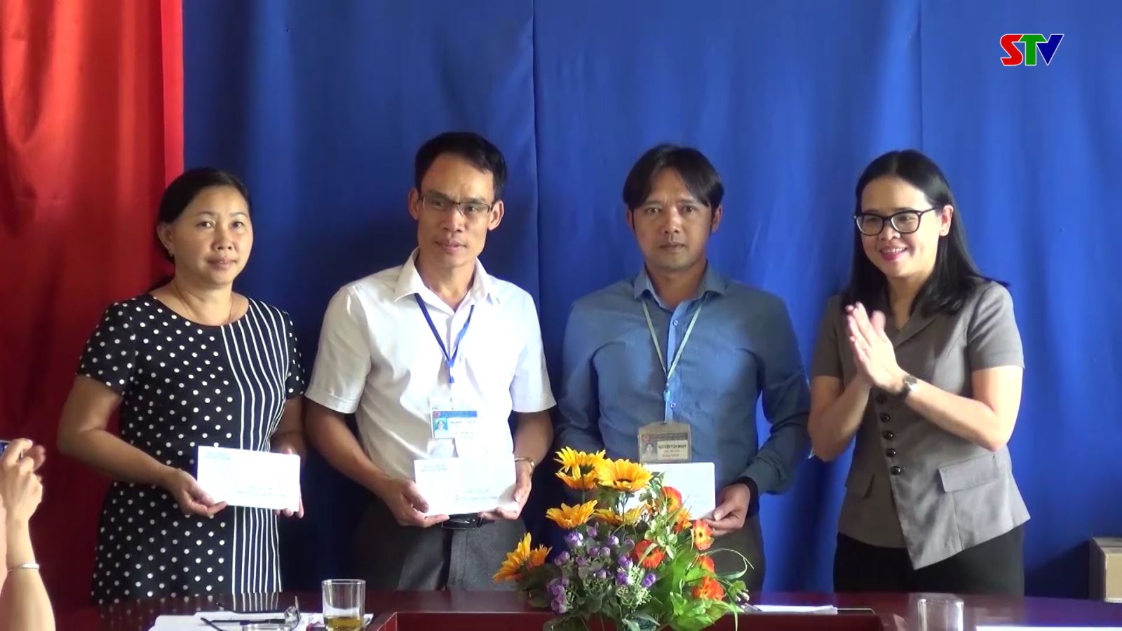 Đoàn công tác của Ban Nội chính Tỉnh ủy tặng máy tính và quà cho Đảng ủy xã Mường É