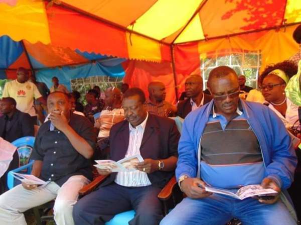 Lãnh đạo Đảng ANC Musalia Mudavadi (người ngồi giữa) tiếp xúc người dân tại làng Gidimo thuộc quận Hamisi
