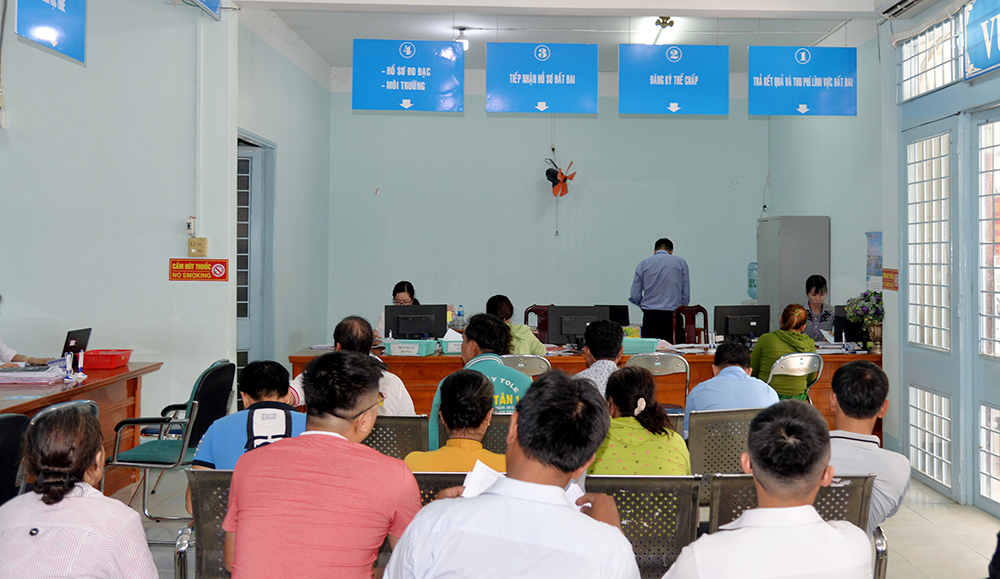 Người dân đến giải quyết thủ tục hành chính tại Bộ phận Tiếp nhận và Trả kết quả UBND huyện Châu Thành, tỉnh An Giang