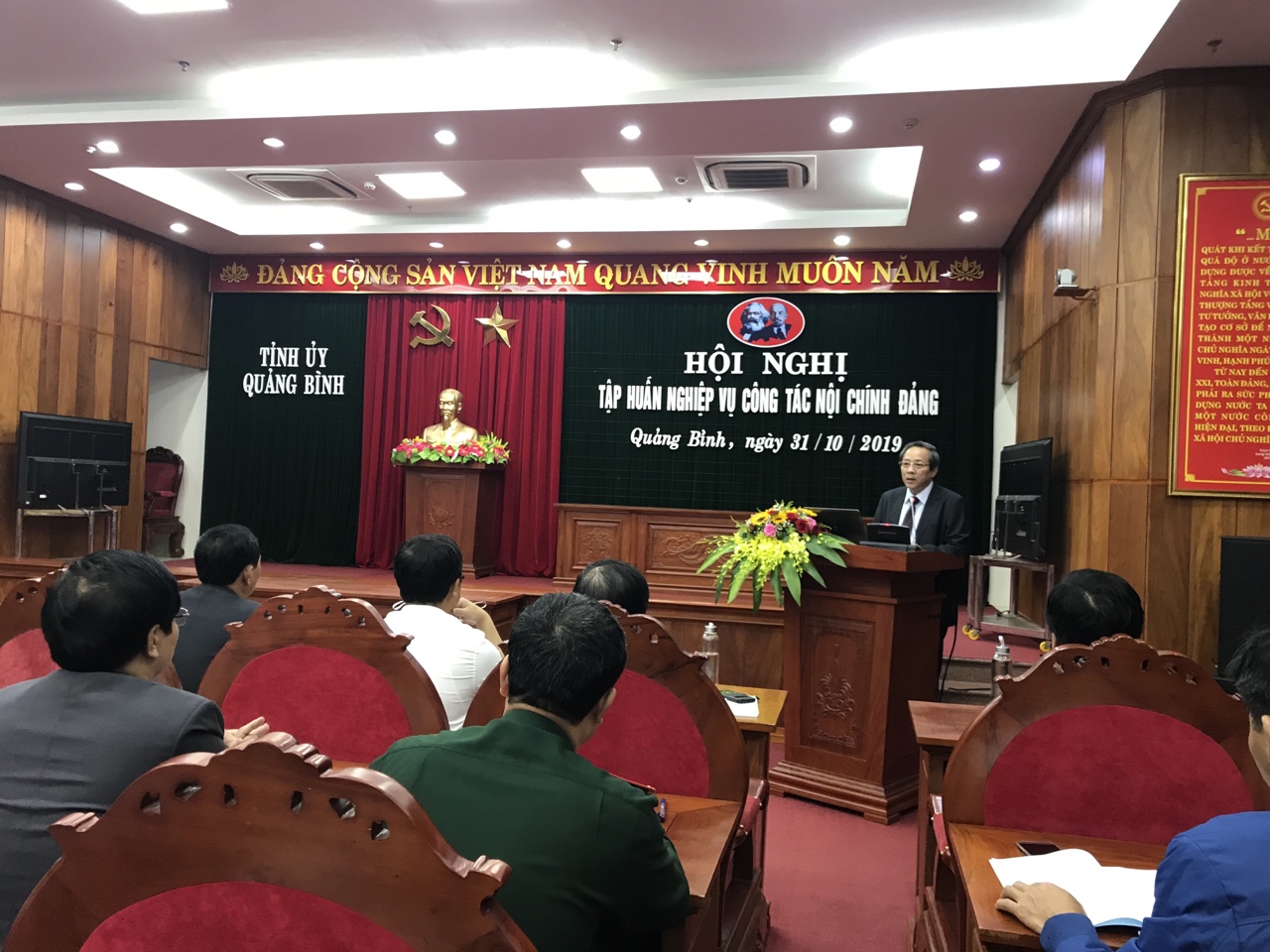 Đồng chí Hoàng Đăng Quang, Ủy viên Trung ương Đảng, Bí thư Tỉnh ủy, Chủ tịch Hội đồng nhân dân tỉnh Quảng Bình phát biểu tại Hội nghị tập huấn
