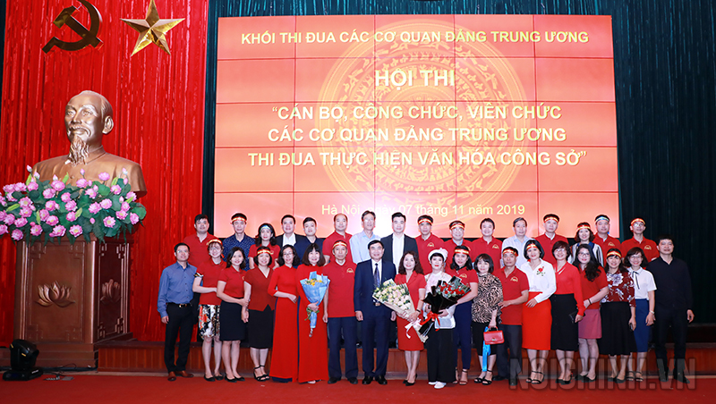 Đồng chí Trần Quốc Cường, Ủy viên Trung ương Đảng, Phó trưởng Ban Nội chính Trung ương chụp ảnh lưu niệm với thành viên đội thi và cổ động viên của Ban Nội chính Trung ương