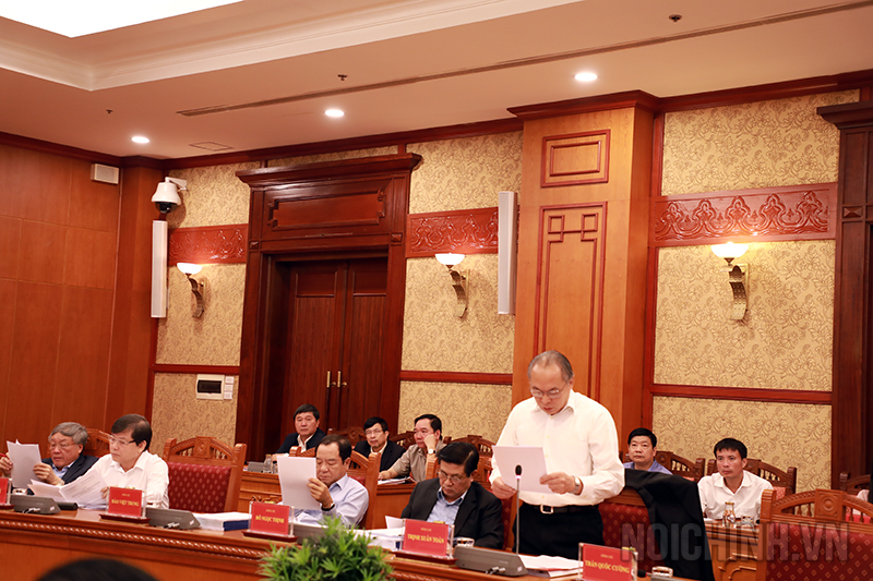 Đồng chí Trịnh Xuân Toản, Ủy viên chuyên trách kiêm Trưởng Ban Thư ký trình bày tổng hợp ý kiến của Ban Thư ký về các Đề án trình