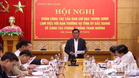 Đồng chí Trần Cẩm Tú, Bí thư Trung ương Đảng, Chủ nhiệm Ủy ban Kiểm tra Trung ương, Phó trưởng Ban Chỉ đạo phát biểu tại buổi làm việc
