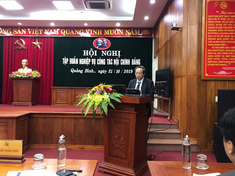 Đồng chí Hoàng Đăng Quang, Ủy viên Trung ương  Đảng, Bí thư Tỉnh ủy,Chủ tịch HĐND tỉnh Quảng Bình phát tại Hội nghị tập huấn nghiệp vụ công tác Nội chính Đảng năm 2019.