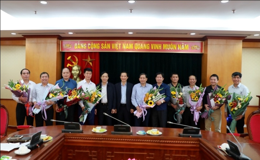 Lãnh đạo Ban Nội chính Trung ương chụp ảnh lưu niệm với các đồng chí cựu chiến binh cơ quan Ban Nội chính Trung ương