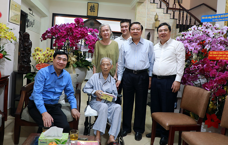 Các đồng chí Lãnh đạo Ban Nội chính Trung ương chụp ảnh cùng gia đình đồng chí Trần Quốc Hương