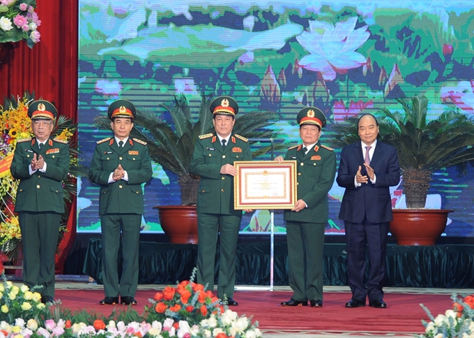 Thay mặt lãnh đạo Đảng, Nhà nước, Thủ tướng Nguyễn Xuân Phúc trao Huân chương Quân công hạng Nhất cho Bộ Quốc phòng