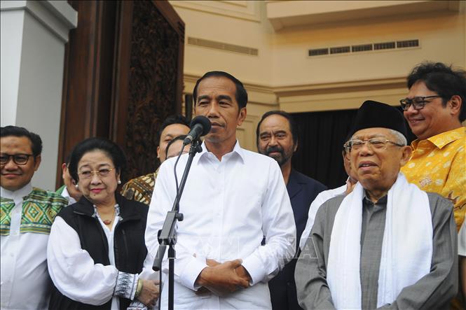 Tổng thống Indonesia Joko Widodo (giữa) tại cuộc họp báo tại Jakarta 
