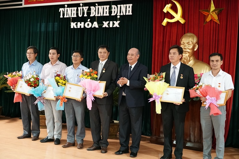 Đồng chí Sô Minh Phương,Ủy viên Ban Thường vụ Tỉnh ủy, Trưởng Ban Nội chính Tỉnh ủy Bình Định trao Kỷ niệm chương “Vì sự nghiệp ngành Nội chính Đảng” cho các cá nhân