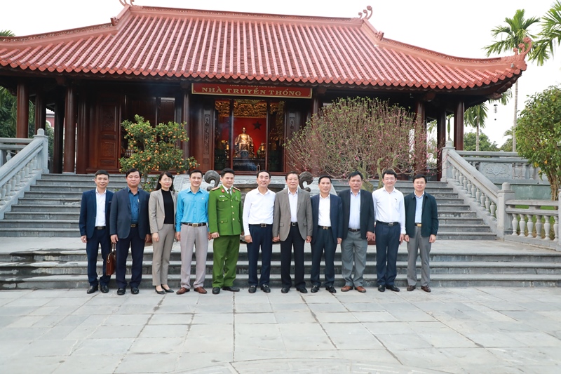 Đoàn công tác của Ban Nội chính Trung ương chụp ảnh lưu niệm với Lãnh đạo tỉnh và đại diện một số cơ quan của tỉnh Thái Nguyên