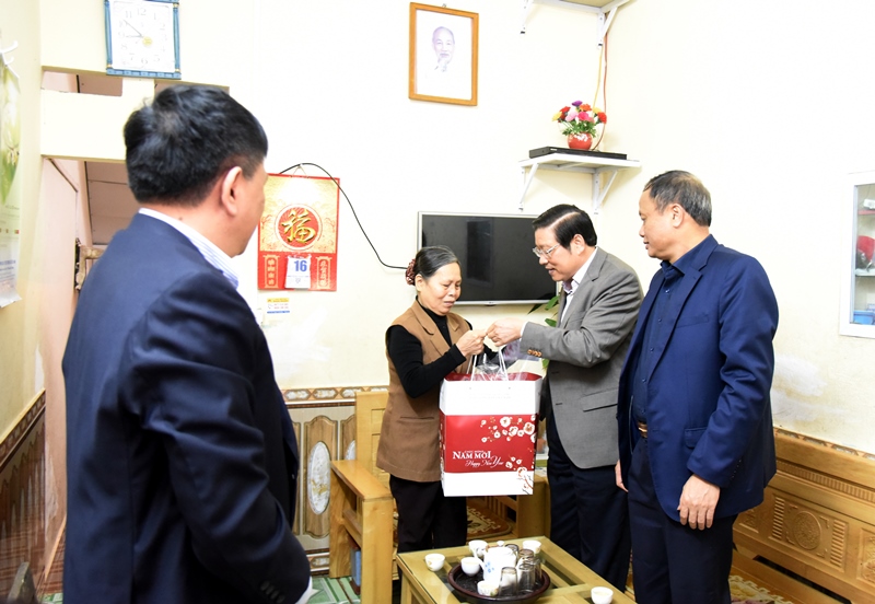 Đồng chí Phan Đình Trạc, Bí thư Trung ương Đảng, Trưởng Ban Nội chính Trung ương tặng quà gia đình liệt sĩ Hà Thị Thanh