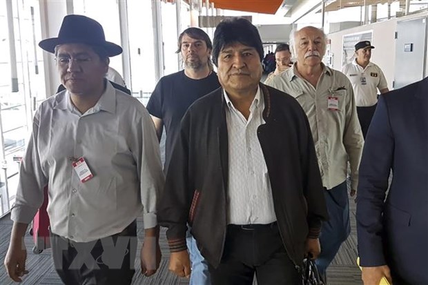 Cựu Tổng thống Bolivia Evo Morales (giữa) tới sân bay Ezeiza ở Buenos Aires, Argentina, ngày 12/12/2019