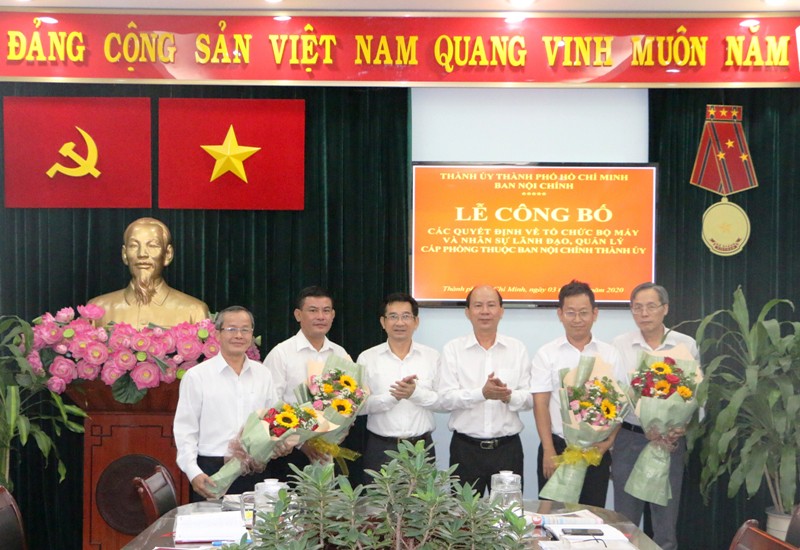 Đồng chí Dương Ngọc Hải trao quyết định thành lập các phòng và các chức danh lãnh đạo cấp phòng.