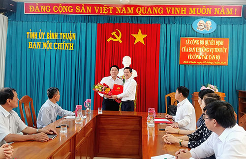 Trưởng Ban Tổ chức Tỉnh ủy Bình Thuận trao quyết định bổ nhiệm Phó Trưởng Ban Nội chính Tỉnh ủy