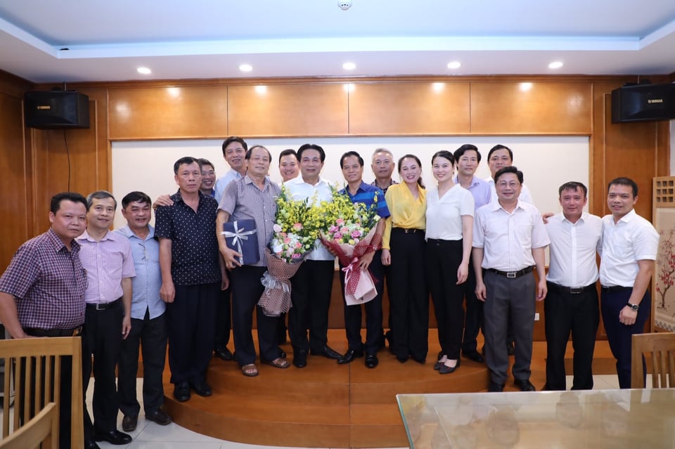 Đồng chí Nguyễn Văn Yên (áo trắng cầm hoa) và cán bộ, công chức Vụ Theo dõi xử lý các vụ án, vụ việc