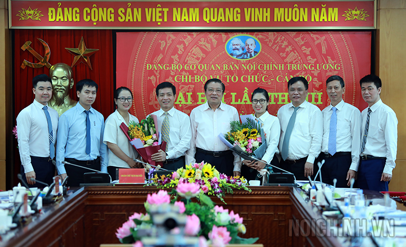Lãnh đạo Ban, Đảng ủy chụp ảnh lưu niệm với các đảng viên Chi bộ Vụ Tổ chức – Cán bộ