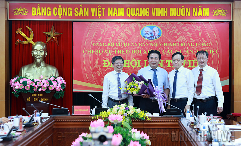 Đồng chí Nguyễn Thanh Hải, Phó trưởng Ban, Phó Bí thư Đảng ủy Cơ quan chúc mừng Ban Chi ủy Vụ Theo dõi xử lý các vụ án, vụ việc nhiệm kỳ 2020-2022