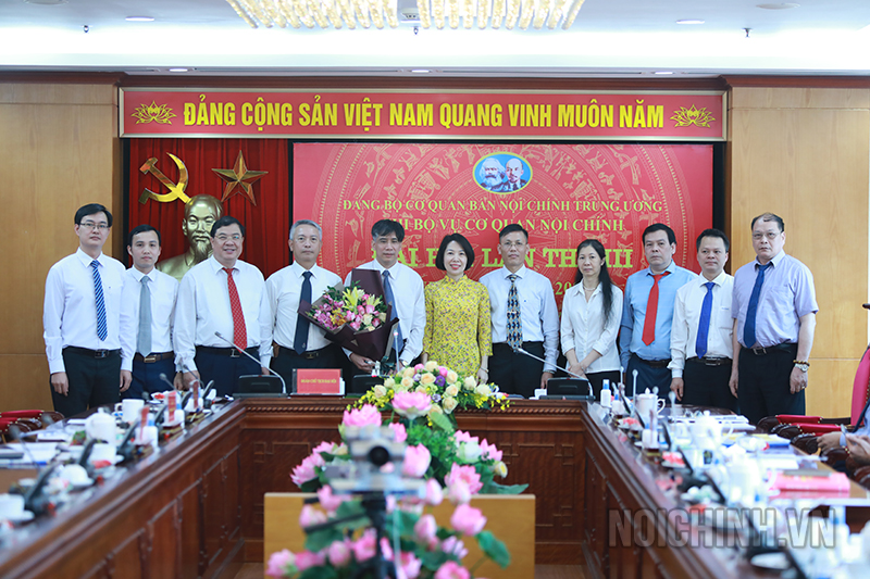 Đồng chí Phạm Gia Túc, Phó trưởng Ban Nội chính Trung ương chụp ảnh lưu niệm với đảng viên Vụ Cơ quan nội chính