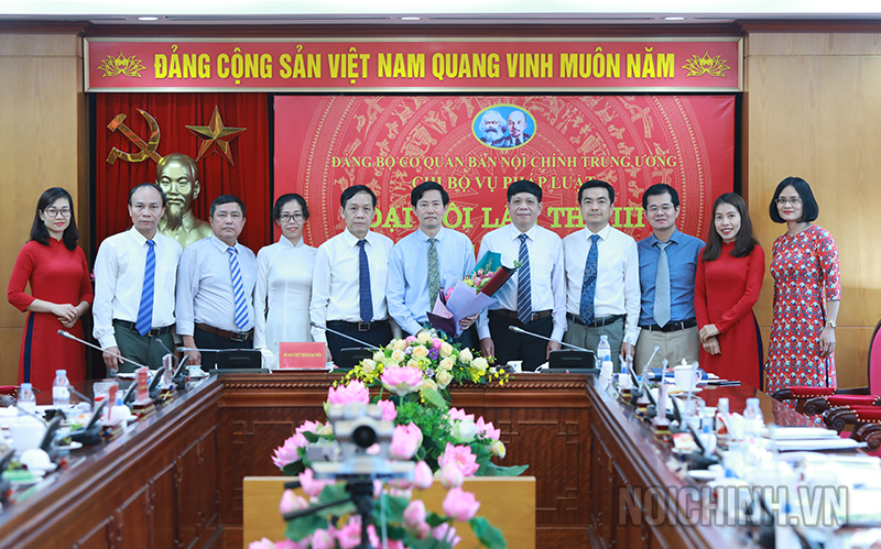 Đồng chí Nguyễn Thanh Hải, Phó trưởng Ban, Phó Bí thư Đảng ủy Cơ quan Ban Nội chính Trung ương chụp ảnh lưu niệm với đảng viên Vụ Pháp luật 