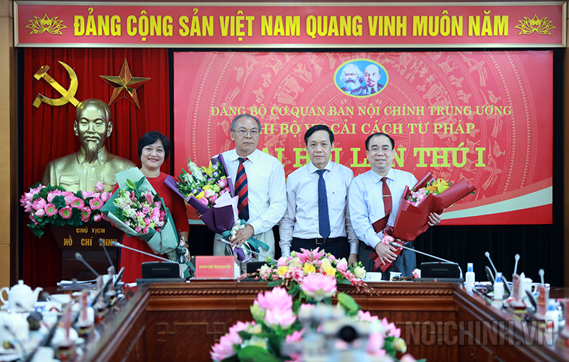 Đồng chí Nguyễn Thanh Hải, Phó trưởng Ban, Phó Bí thư Đảng ủy tặng hoa các đồng chí Ban Chi ủy cũ, nhiệm kỳ 2017-2020