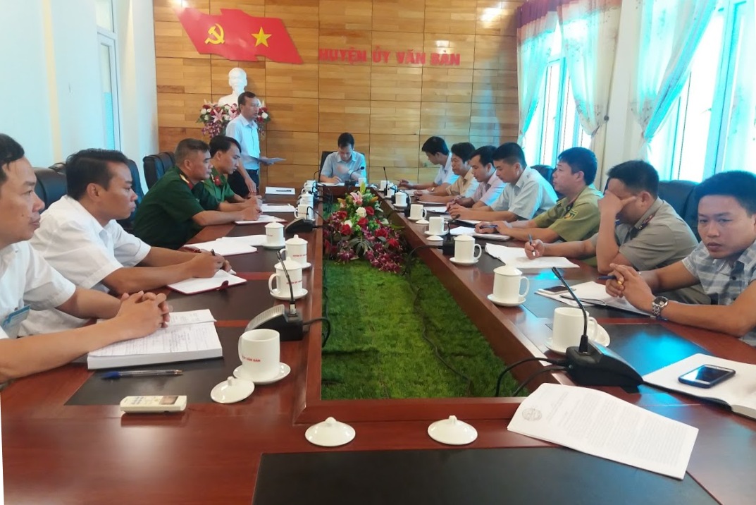 Đồng chí Hoàng Thế Hùng, Ủy viên Ban Thường vụ, Trưởng Ban Nội chính Tỉnh ủy Lào Cai phát biểu tại buổi làm việc với Huyện ủy Văn Bàn