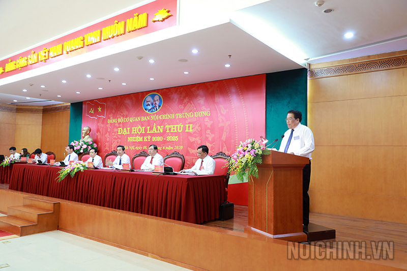 Đồng chí Sơn Minh Thắng, Ủy viên Trung ương Đảng, Bí thư Đảng ủy Khối các cơ quan Trung ương phát biểu tại Đại hội