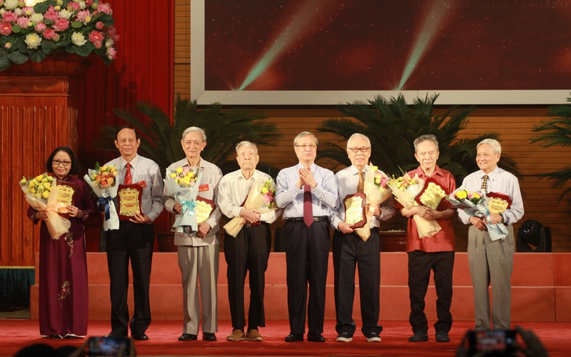 Đồng chí Trần Quốc Vượng, Ủy viên Bộ Chính trị, Thường trực Ban Bí thư tặng hoa, biểu trưng vinh danh các đại biểu là nhà báo lão thành.